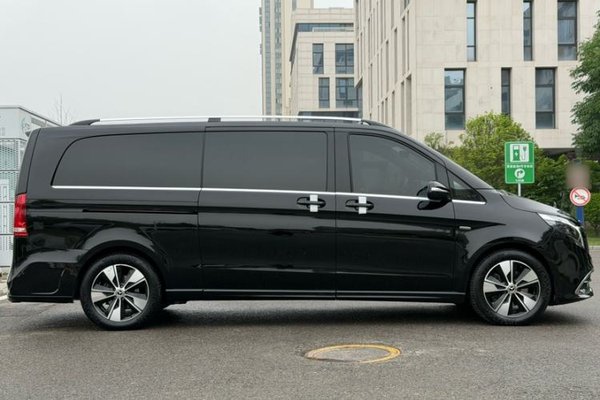 Mercedes-Benz V-Class 2022, 65000 км, за 56730 USD