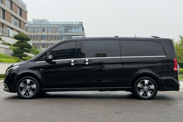 Mercedes-Benz V-Class 2022, 65000 км, за 56730 USD
