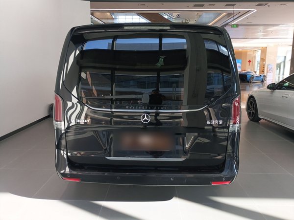 Mercedes-Benz V-Class 2024, 2300 км, за 72115 USD