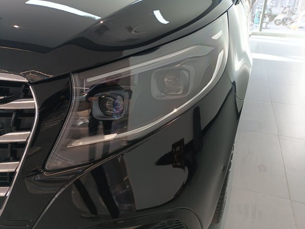 Mercedes-Benz V-Class 2024, 2300 км, за 72115 USD - фото 9