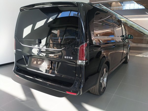 Mercedes-Benz V-Class 2024, 2300 км, за 72115 USD - фото 6