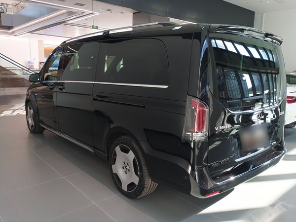 Mercedes-Benz V-Class 2024, 2300 км, за 72115 USD