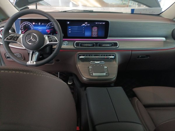 Mercedes-Benz V-Class 2024, 2300 км, за 72115 USD - фото 13