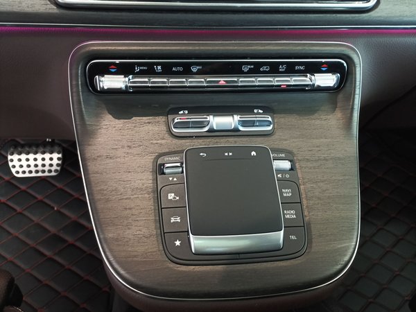 Mercedes-Benz V-Class 2024, 2300 км, за 72115 USD - фото 17