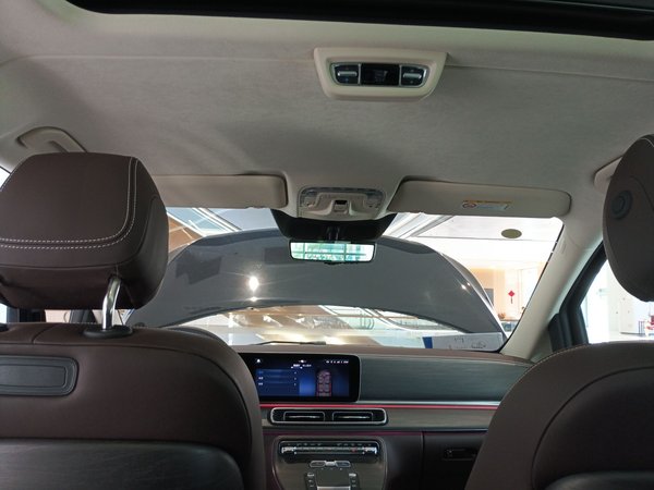 Mercedes-Benz V-Class 2024, 2300 км, за 72115 USD - фото 21