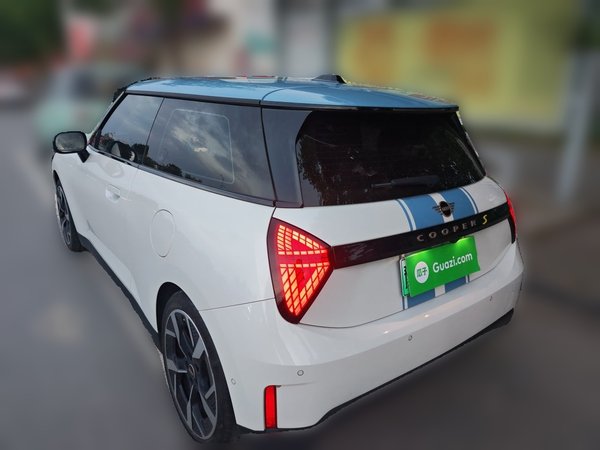 MINI Electric MINI COOPER 2024, 10700 км, за 22685 USD