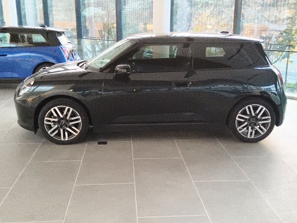 Mini Cooper SE 2024, 9100 км, за 21977 USD