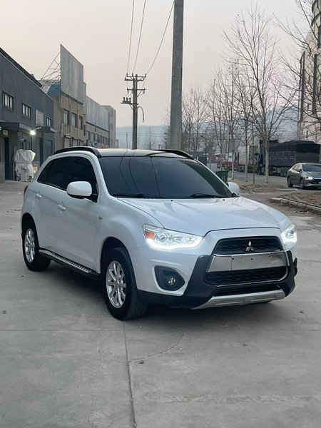 Mitsubishi ASX 2013 2.0L CVT Two-Wheel Drive Elite Edition, 2013 года
