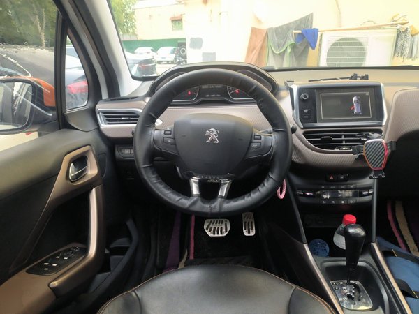 Peugeot 2008 2015 1.6THP Roland Garros Edition, 2015 года