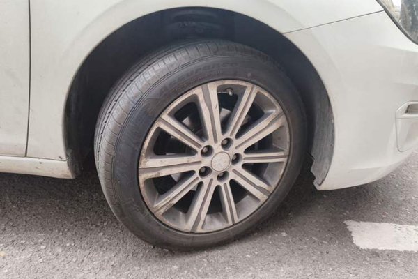 Peugeot 408 2015, 137100 км, за 4279 USD