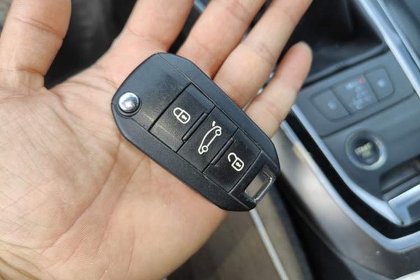 Peugeot 408 2016, 141200 км, за 4950 USD - фото 12