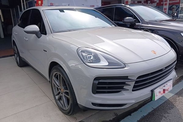 Porsche Cayenne E-Hybrid 2023, 50000 км, за 73632 USD
