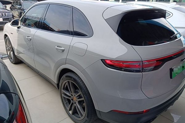 Porsche Cayenne E-Hybrid 2023, 50000 км, за 73632 USD