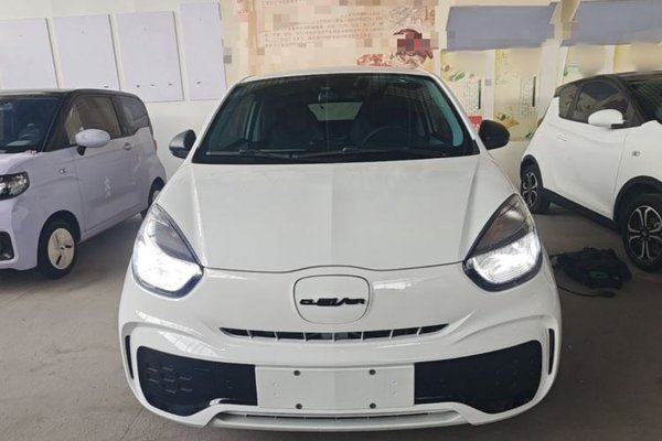 Roewe Clever 2022, 27100 км, за 6058 USD