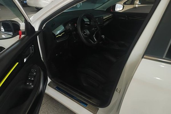 Roewe i5 2021, 55199 км, за 7017 USD - фото 19