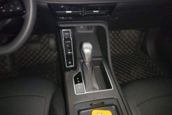 Roewe i5 2023, 100 км, за 9877 USD - фото 16