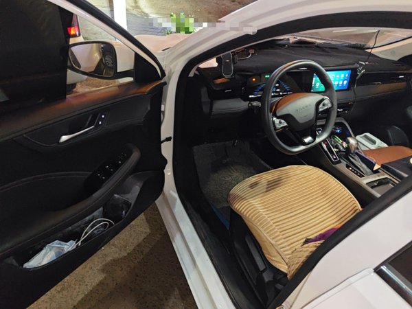 Roewe i5 2023, 10500 км, за 7800 USD - фото 13