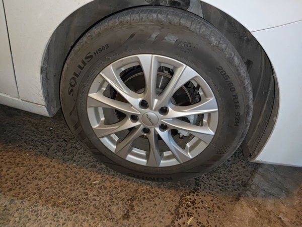 Roewe i5 2023, 10500 км, за 7800 USD