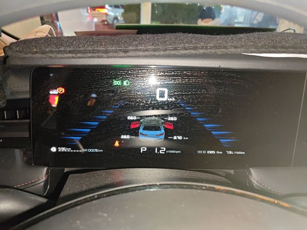 Roewe i5 2023, 10500 км, за 7800 USD - фото 9