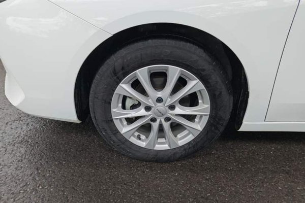 Roewe i5 2023, 25200 км, за 8842 USD - фото 10