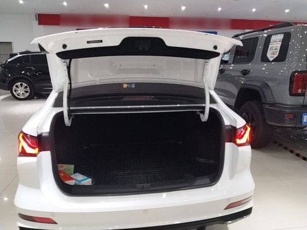 Roewe i5 2023, 7100 км, за 8465 USD - фото 22