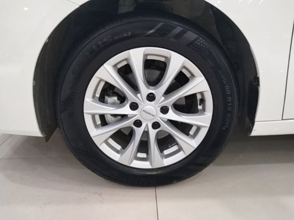 Roewe i5 2023, 7100 км, за 8465 USD - фото 8