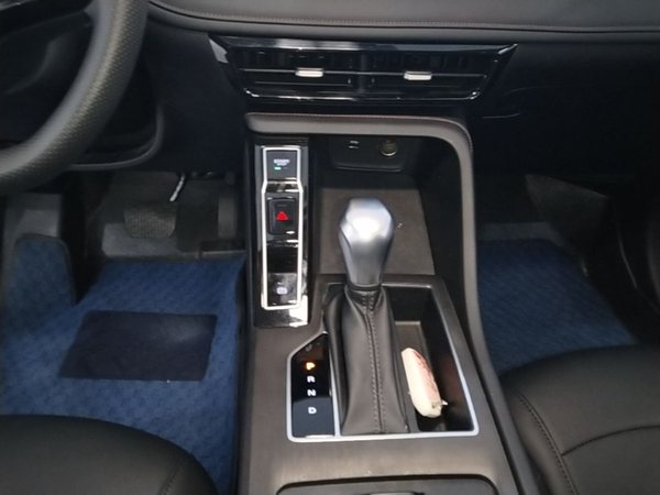 Roewe i5 2023, 7100 км, за 8465 USD - фото 17