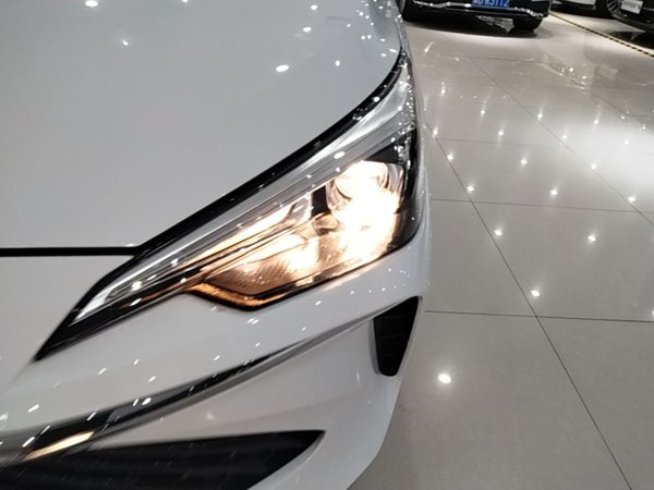 Roewe i5 2023, 7100 км, за 8465 USD - фото 9