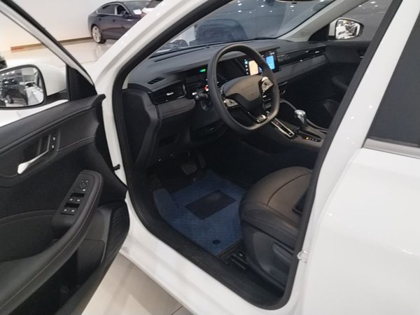 Roewe i5 2023, 7100 км, за 8465 USD - фото 19