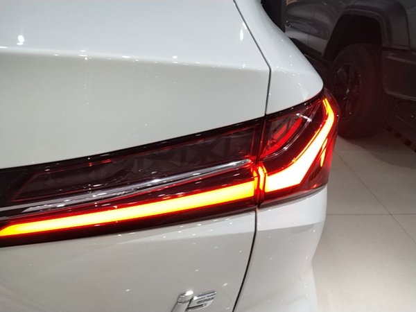 Roewe i5 2023, 7100 км, за 8465 USD - фото 7