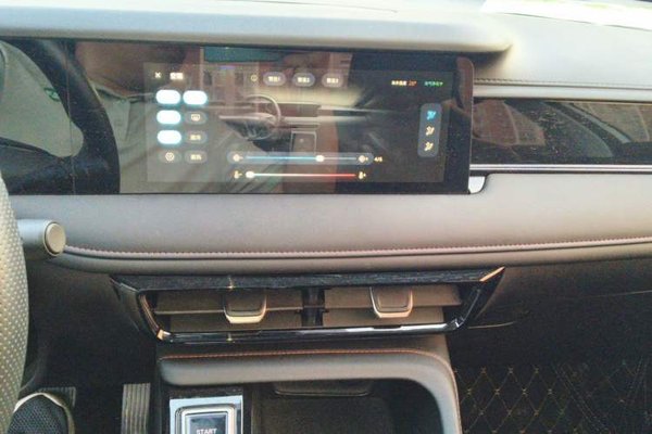 Roewe i5 2023, 7200 км, за 8624 USD - фото 10