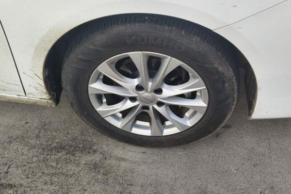 Roewe i5 2023, 7200 км, за 8624 USD