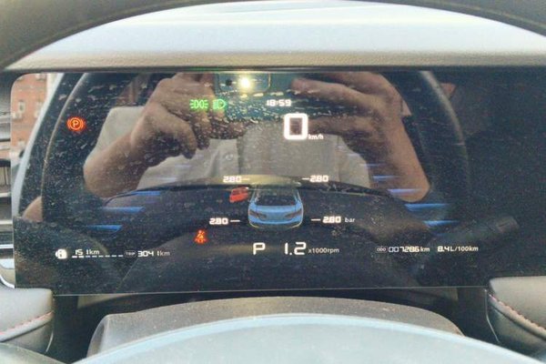 Roewe i5 2023, 7200 км, за 8624 USD - фото 8