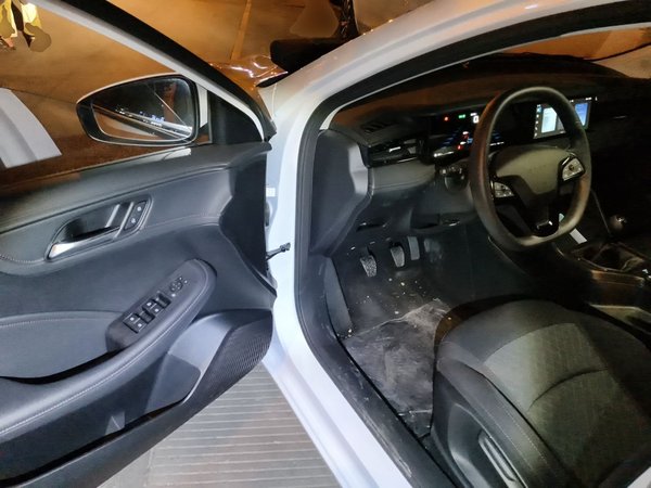 Roewe i5 2026, 600 км, за 6332 USD - фото 17