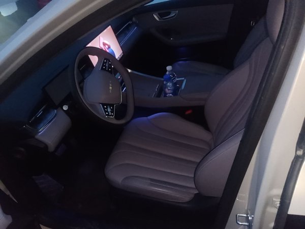 Roewe M7 DMH 2025, 3600 км, за 14022 USD - фото 18