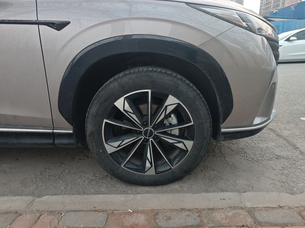 Roewe RX5 New Energy 2023, 6400 км, за 12736 USD - фото 7