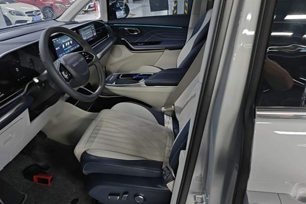 SAIC MAXUS G90 2022, 37100 км, за 21403 USD - фото 12