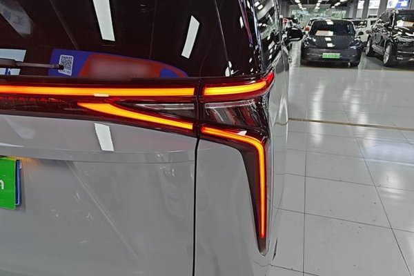 SAIC MAXUS G90 2022, 37100 км, за 21403 USD