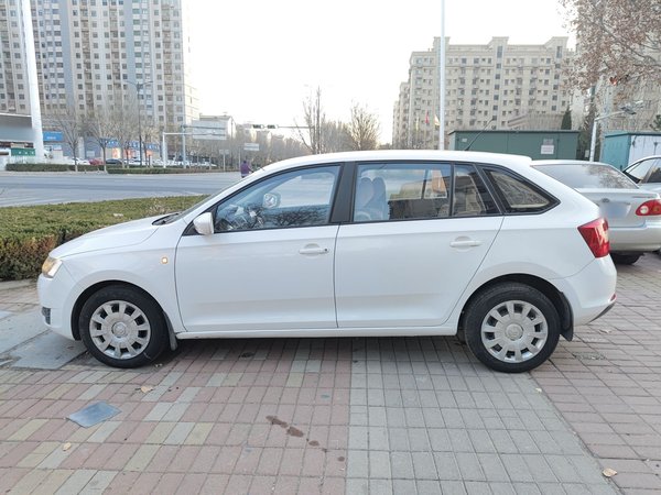 Skoda Rapid Spaceback 2014, 116600 км, за 5082 USD