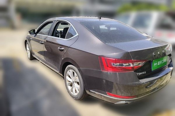 Skoda Superb 2018, 154300 км, за 7805 USD
