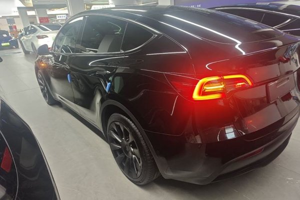 Tesla Model Y 2022, 28500 км, за 30711 USD