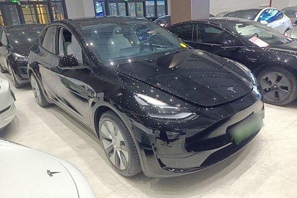 Tesla Model Y 2022, 31800 км, за 25561 USD