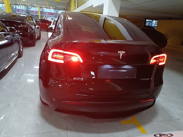 Tesla Model Y 2022, 60400 км, за 27343 USD