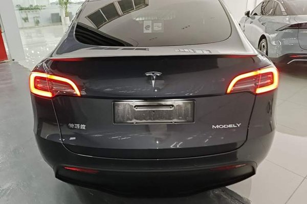 Tesla Model Y 2022, 54300 км, за 27628 USD