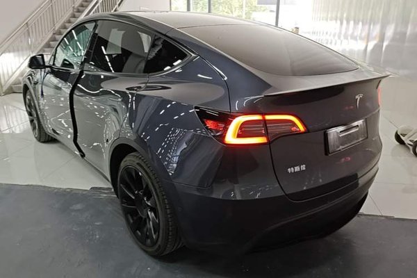 Tesla Model Y 2022, 54300 км, за 27628 USD
