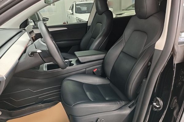 Tesla Model Y 2023, 110700 км, за 24870 USD - фото 17