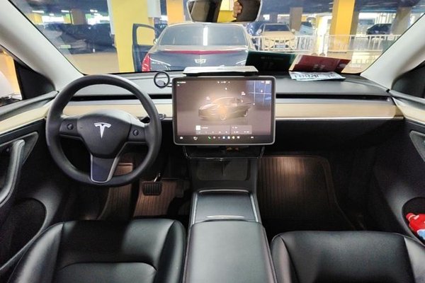 Tesla Model Y 2023, 41500 км, за 29559 USD