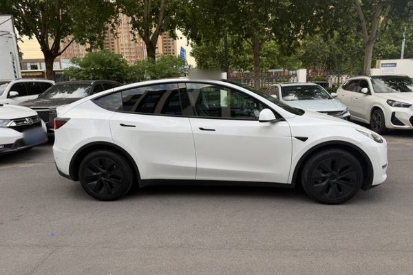 Tesla Model Y 2023, 48900 км, за 30063 USD