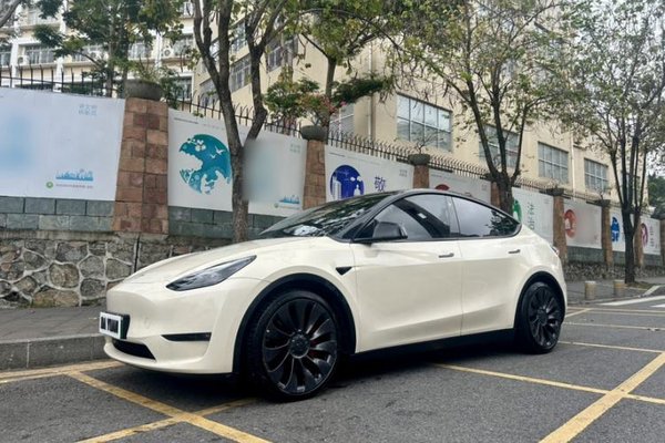Tesla Model Y · 2023 год