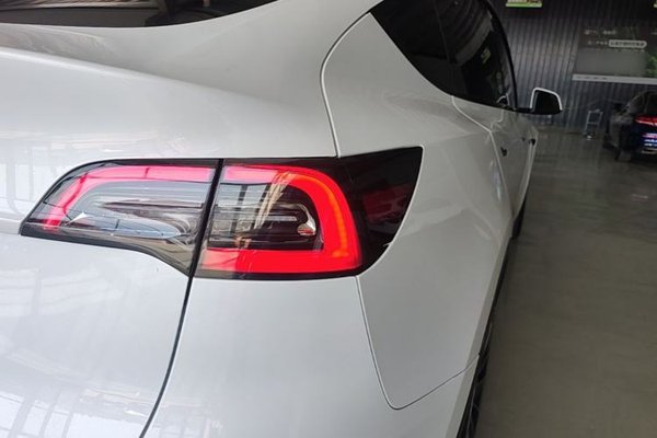 Tesla Model Y 2023, 61200 км, за 25796 USD
